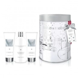 Set Cadou Baylis & Harding Jojoba, Silk & Almond Oil Round Tin Set – Crema de Dus 300ml, Gel de Dus 130ml, Lotiune de Maini si Corp 130ml cu comanda online