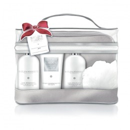 Set Cadou Baylis & Harding Jojoba, Silk and Almond Oil Luxury Bag Set – Gel de Dus pentru Par si Corp 300ml, Gel de Dus 300ml, Lotiune de Corp 200ml, Burete de Baie cu comanda online