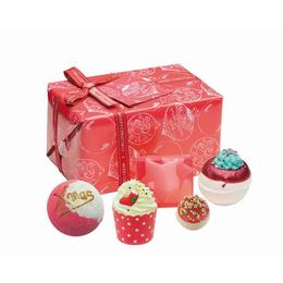 Set cadou Santa Baby, Bomb Cosmetics, bile de baie, sapun solid, 600 g cu comanda online