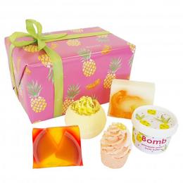 Set cadou Totally Tropical, Bomb Cosmetics, bile de baie, sapun solid, unt de corp, 600 g cu comanda online